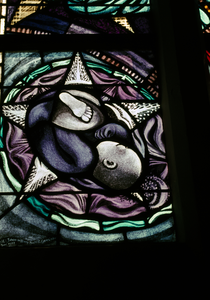 845699 Afbeelding van een detail van een glas-in-lood raam in het koor van de Nederlands Hervormde Kerk (Kerkstraat 5) ...